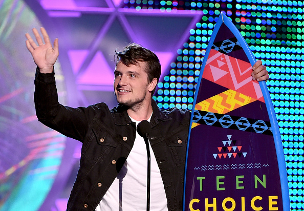 Josh Hutcherson “lẻ bóng” trên thảm đỏ “Teen Choice Awards 2015” - Ảnh 4